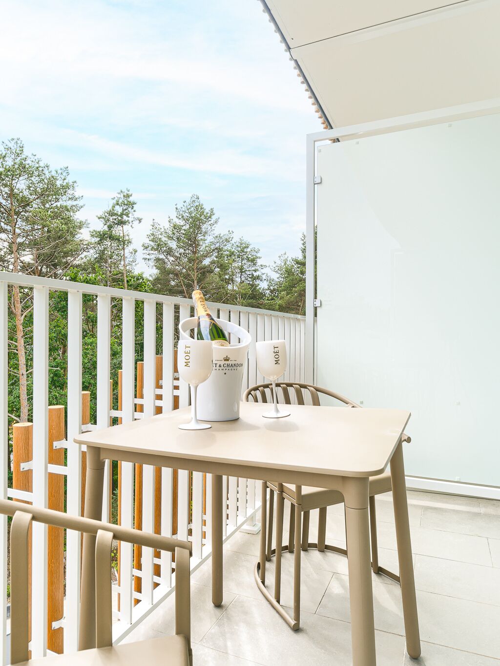 Balkon apartamentu Lividus 307 w Świnoujściu ze stolikiem i krzesłami
